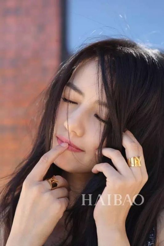 把配饰DIY玩出新花样? 蔻依 字母系列正流行:高圆圆、宋佳的时尚不二法门!