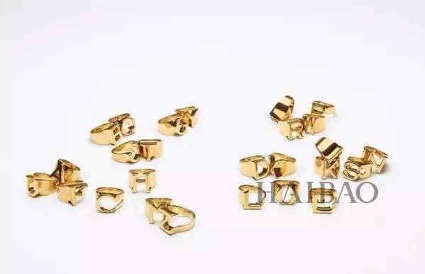 把配饰DIY玩出新花样? 蔻依 字母系列正流行:高圆圆、宋佳的时尚不二法门!