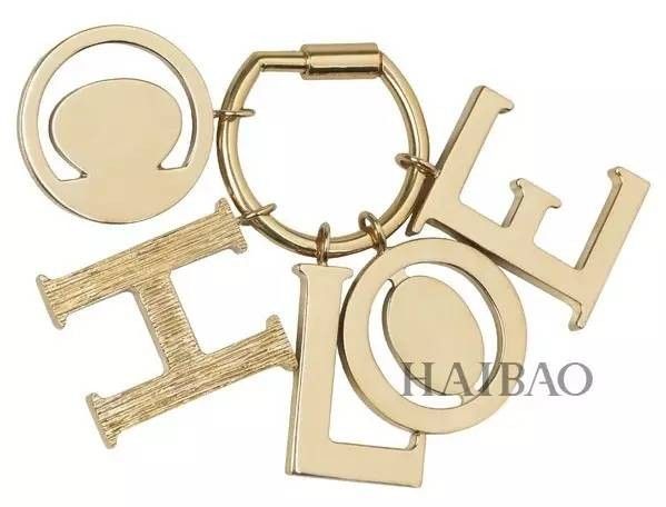 把配饰DIY玩出新花样? 蔻依 字母系列正流行:高圆圆、宋佳的时尚不二法门!